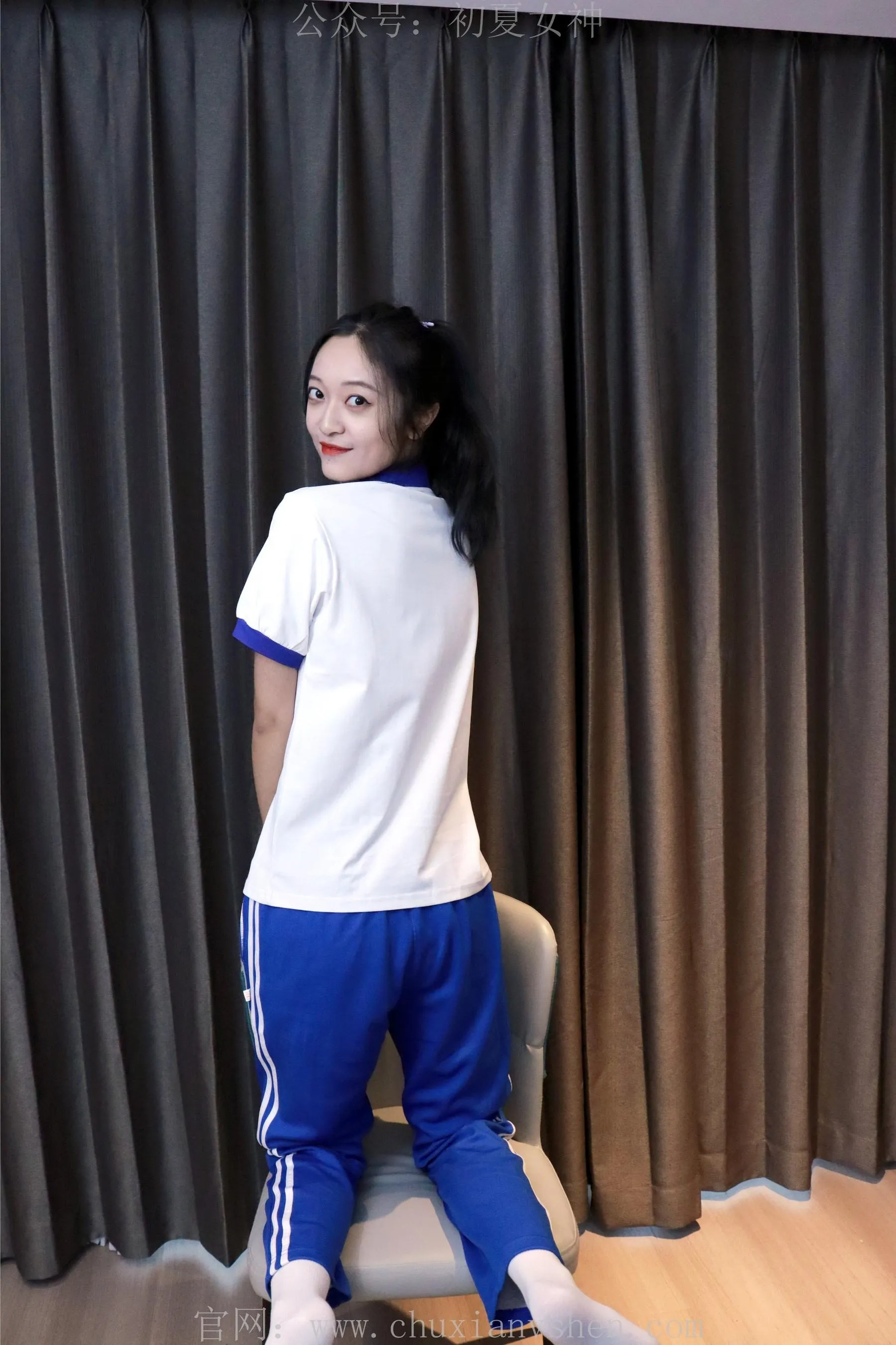 初夏女神 NO.001 依依校服搭配37码运动鞋拍摄 [126P]插图7